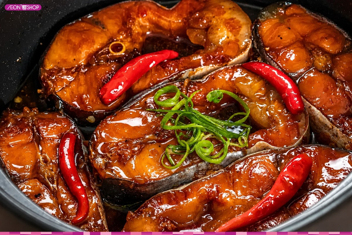 Cá thu kho tộ sẫm màu bắt mắt