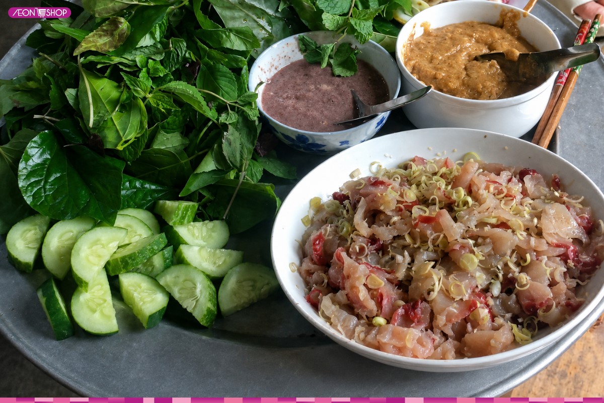Gỏi cá trắm cuốn cùng rau và gia vị