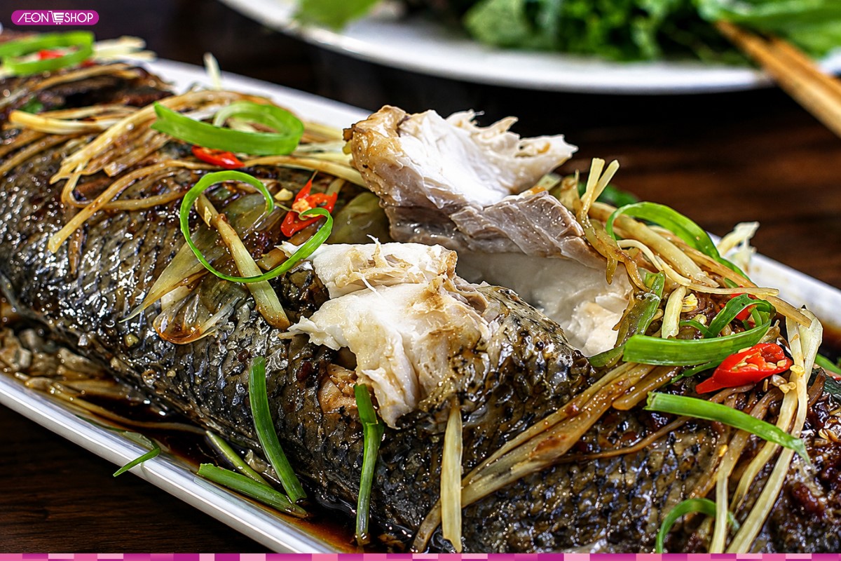 Cá trắm hấp bia cùng rau thơm