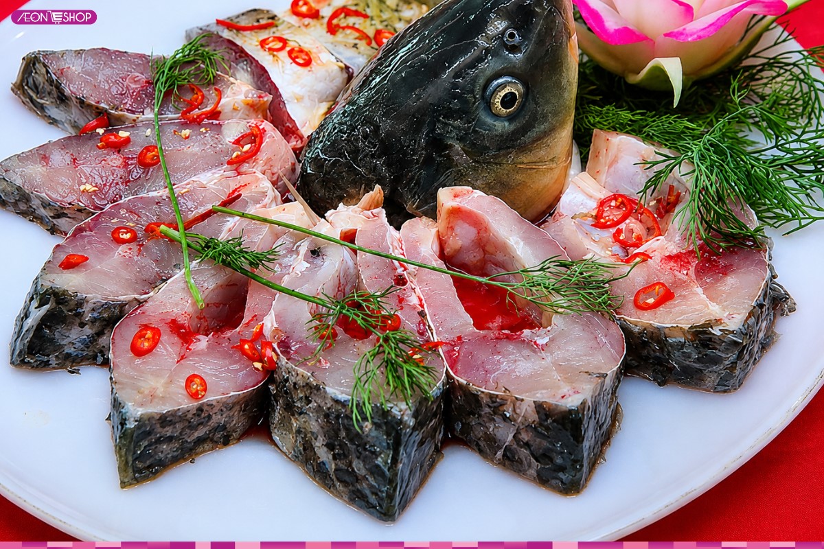 Lẩu cá trắm đầy đặn cùng rau và nấm