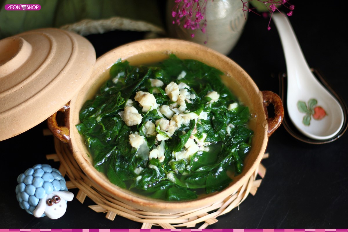 Món canh ngọt nước từ cá trích và rau ngót